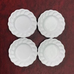 Assiettes blanches en métal